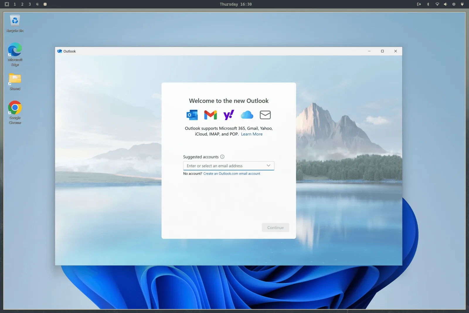 Windows 11 запускає Outlook всередині Omarchy, а панель робочого столу Omarchy видно зверху